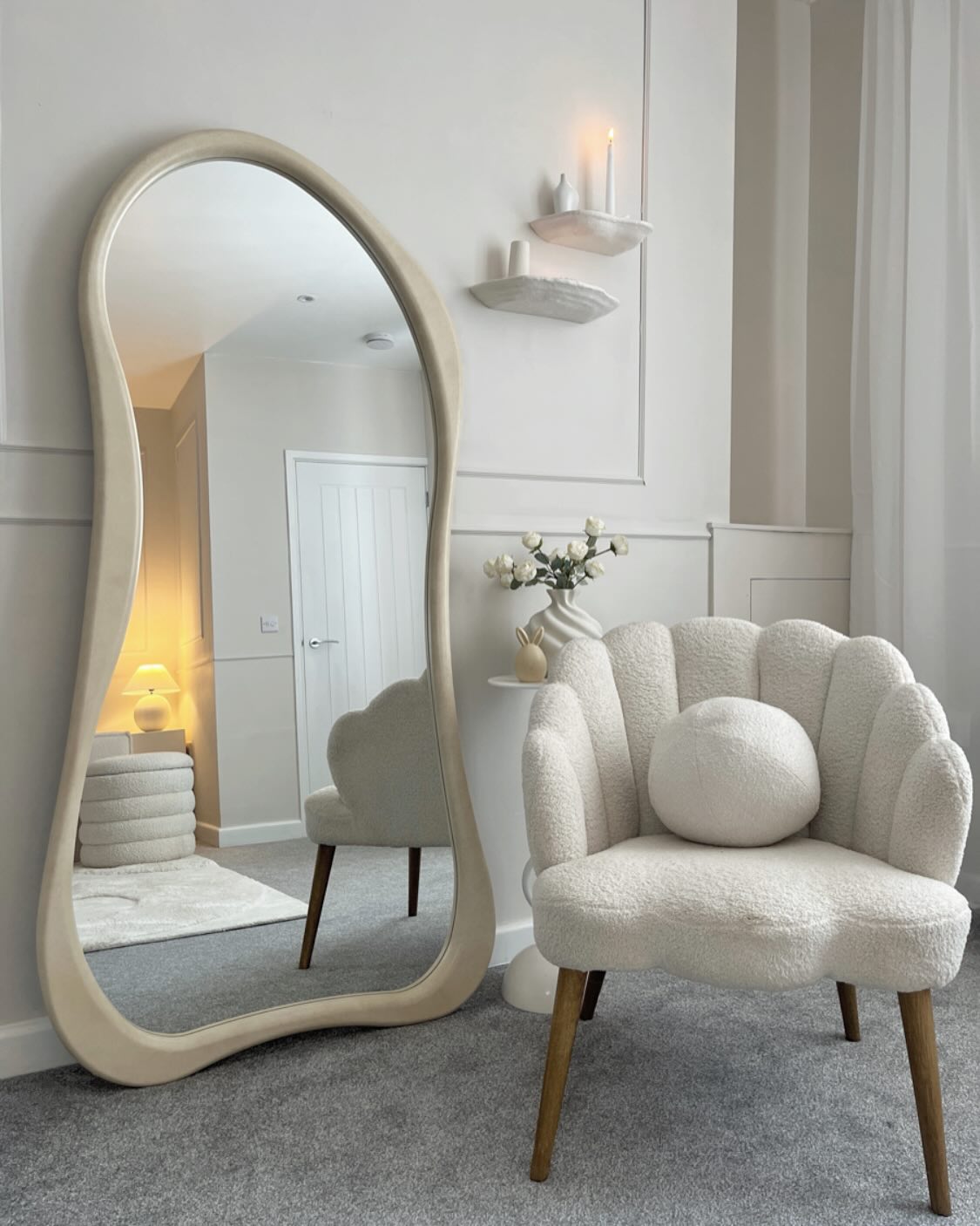 ARCVA - NESTANDARTINĖS FORMOS PAKABINAMAS/PASTATOMAS MEDINIS VEIDRODIS, MICROCEMENTO SPALVOS, 170X85 CM