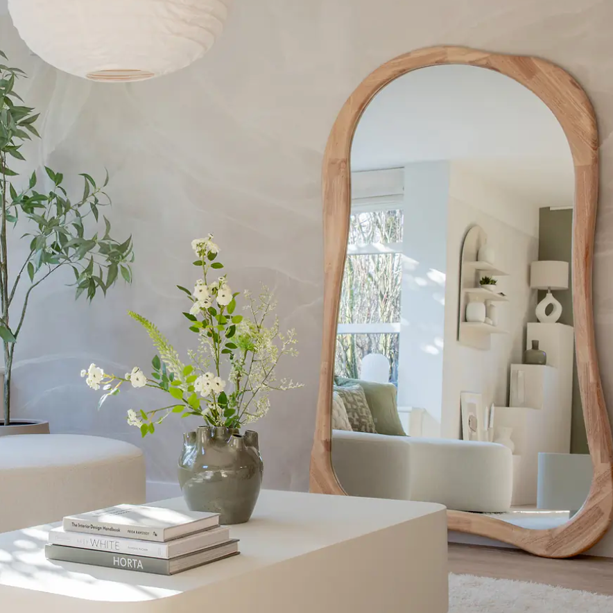 ARCVA - NESTANDARTINĖS FORMOS PAKABINAMAS/PASTATOMAS MEDINIS VEIDRODIS, NATŪRALAUS MEDŽIO ATSPALVIO, 190x120 cm