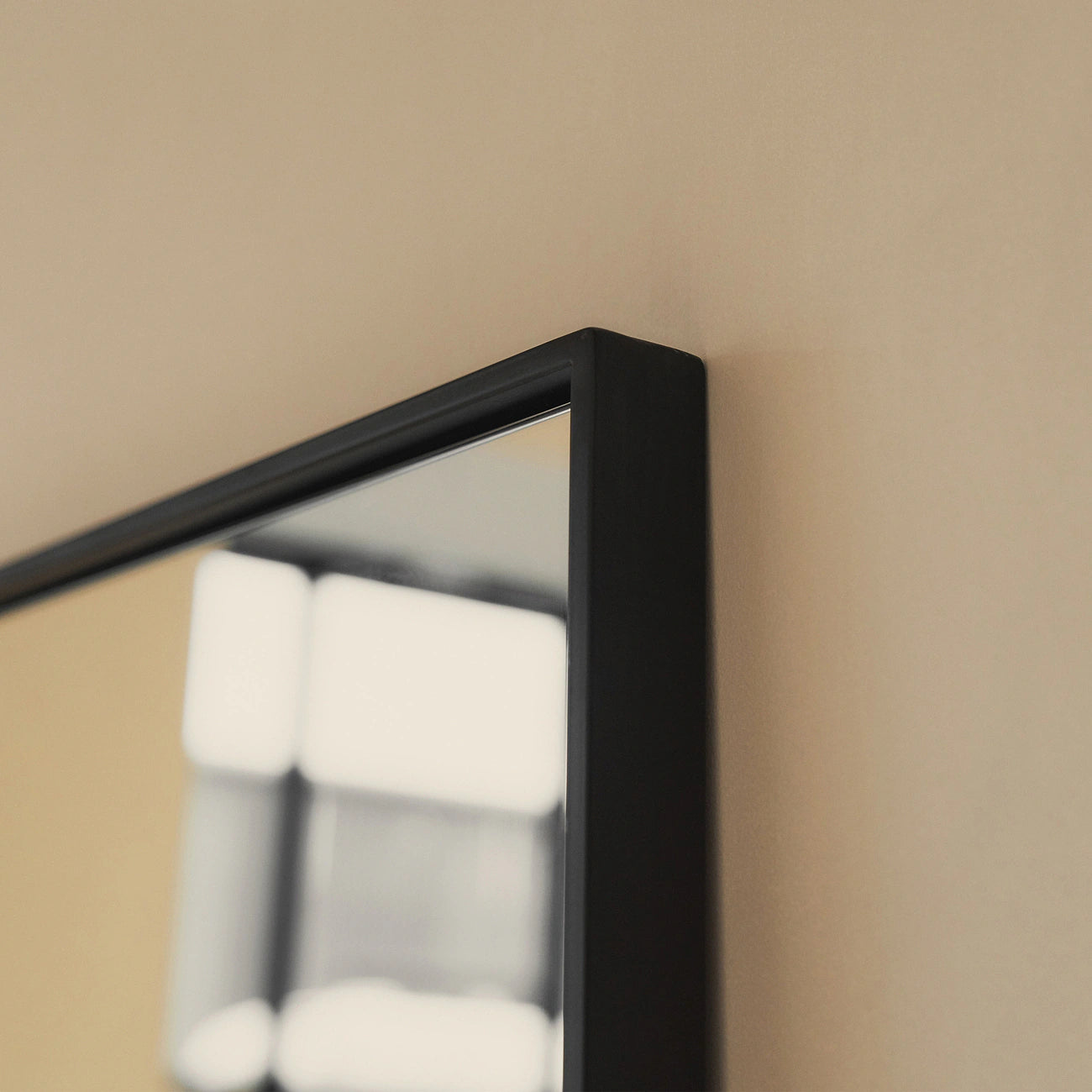 TEO - STAČIAKAMPIS PAKABINAMAS/PASTATOMAS VEIDRODIS, JUODU METALINIU RĖMU, 180X100 CM