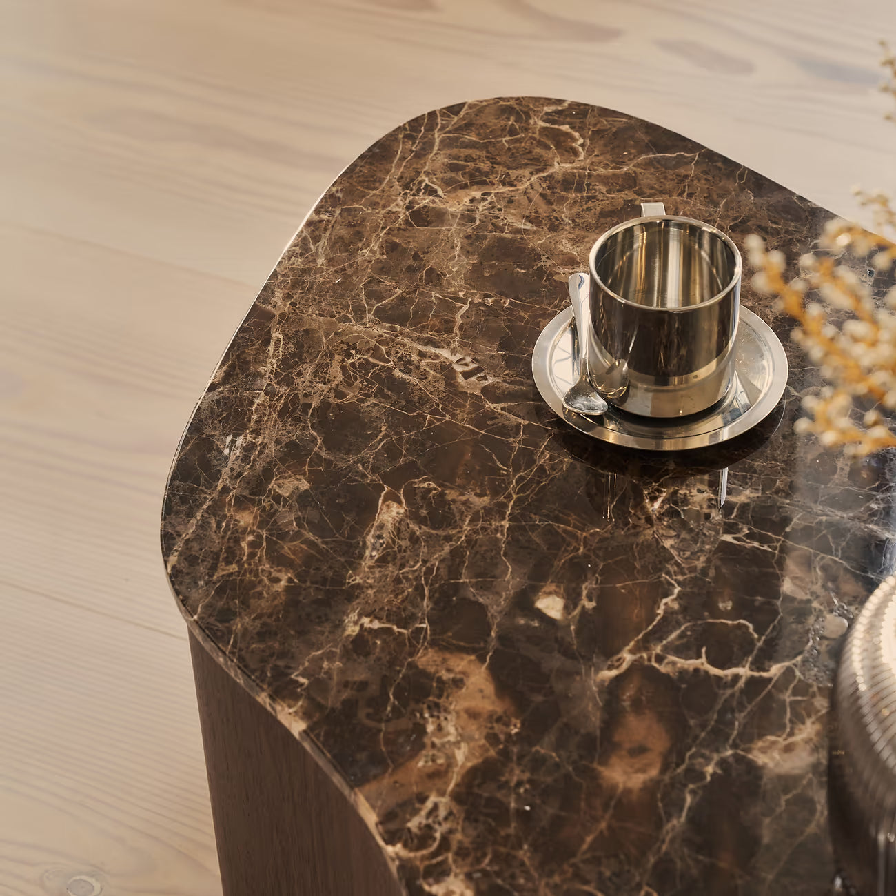 ALO - nestandartinės formos marmurinis staliukas, 96x69x35 cm