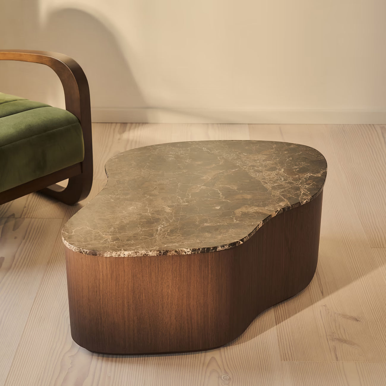 ALO - nestandartinės formos marmurinis staliukas, 96x69x35 cm