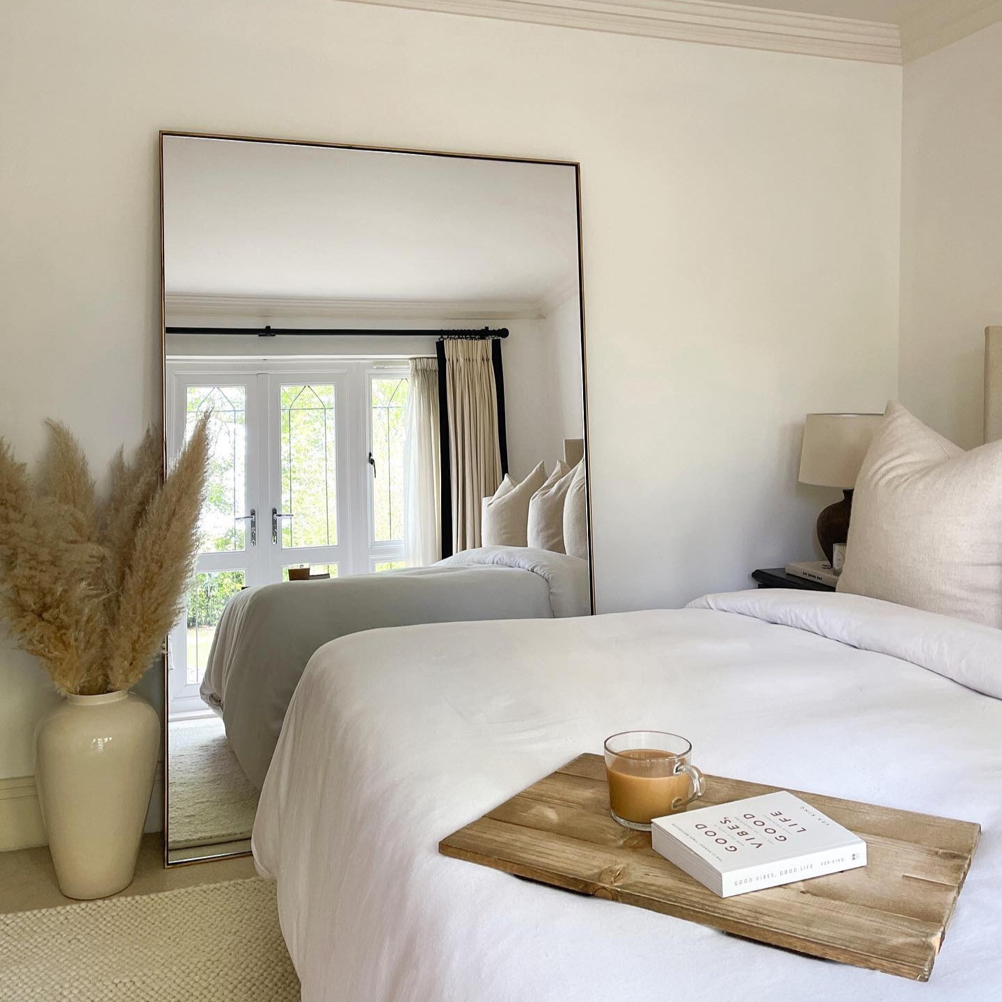 TEO - STAČIAKAMPIO FORMOS PAKABINAMAS/PASTATOMAS VEIDRODIS, AUKSO SPALVOS, METALINIU RĖMU, 190X120 CM