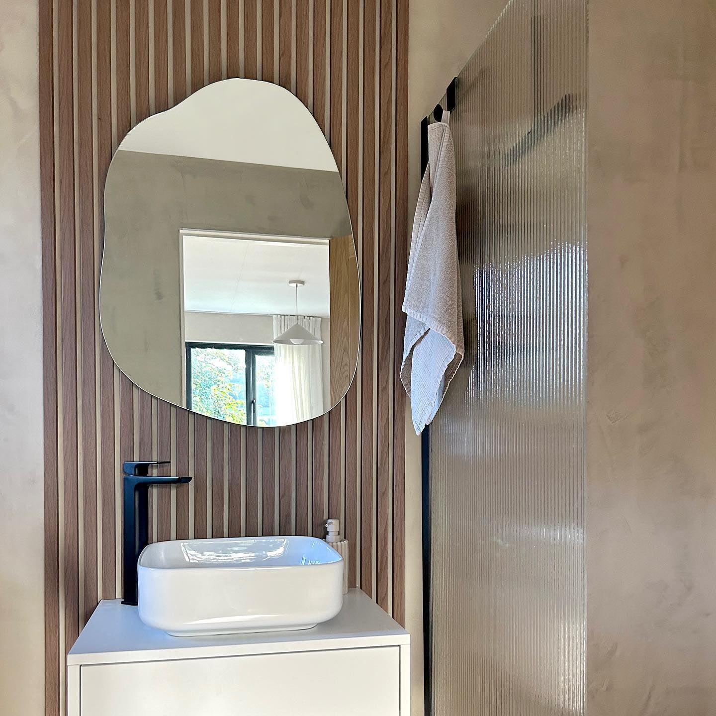 EDGE - PAKABINAMAS/PASTATOMAS VEIDRODIS, JUODU METALINIU RĖMU, 84X63 CM