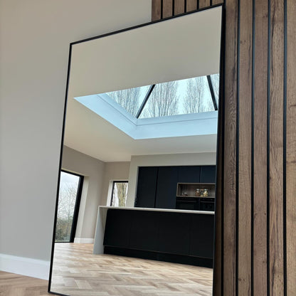 TEO - STAČIAKAMPIO FORMOS PAKABINAMAS/PASTATOMAS VEIDRODIS, JUODU METALINIU RĖMU, 190X120 CM