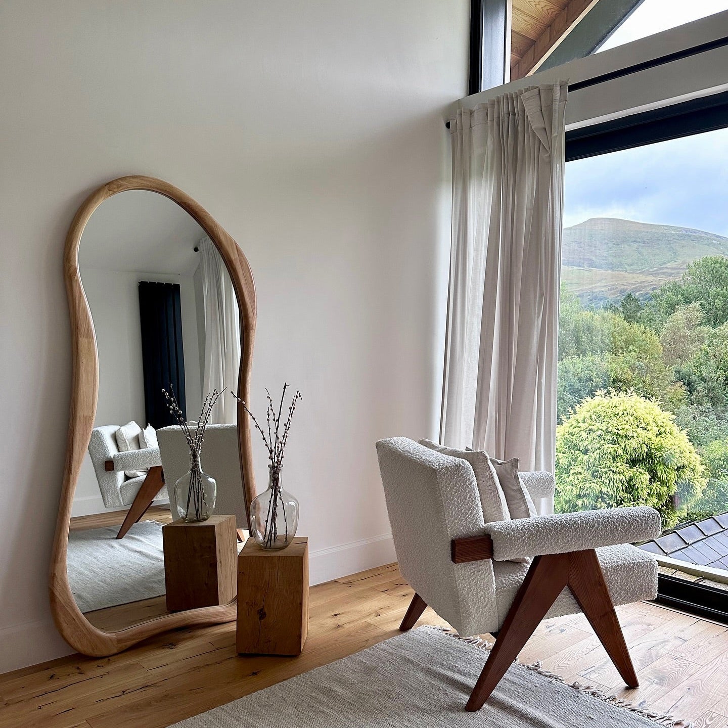 ARCVA - NESTANDARTINĖS FORMOS PAKABINAMAS/PASTATOMAS MEDINIS VEIDRODIS, NATŪRALAUS ATSPALVIO, 170x85 CM