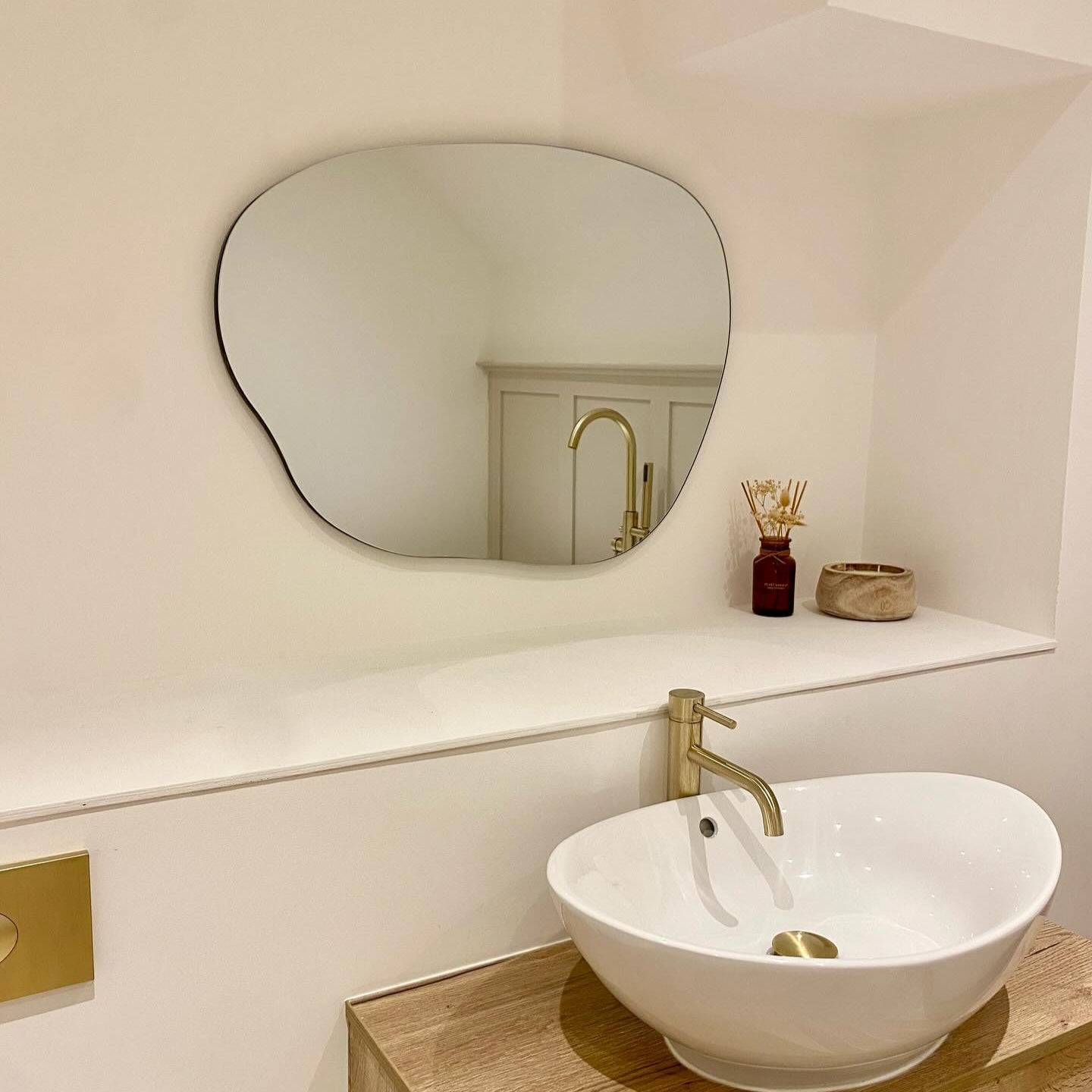 EDGE - PAKABINAMAS/PASTATOMAS VEIDRODIS, JUODU METALINIU RĖMU, 84X63 CM