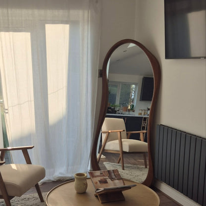 ARCVA - NESTANDARTINĖS FORMOS PAKABINAMAS/PASTATOMAS MEDINIS VEIDRODIS, TAMSAUS MEDŽIO ATSPALVIO, 170x85 CM