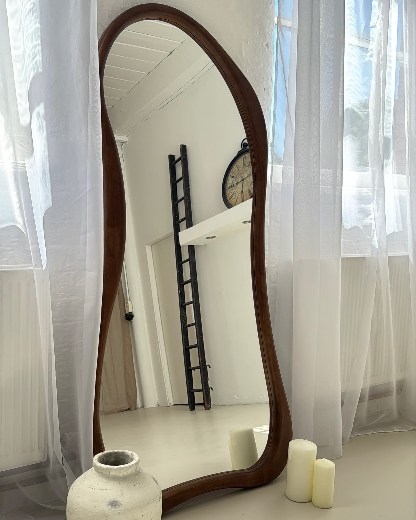 ARCVA - NESTANDARTINĖS FORMOS PAKABINAMAS/PASTATOMAS MEDINIS VEIDRODIS, TAMSAUS MEDŽIO ATSPALVIO, 170x85 CM