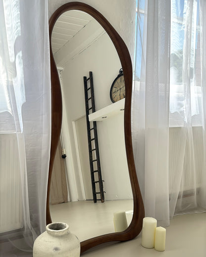 ARCVA - NESTANDARTINĖS FORMOS PAKABINAMAS/PASTATOMAS MEDINIS VEIDRODIS, TAMSAUS MEDŽIO ATSPALVIO, 170x85 CM