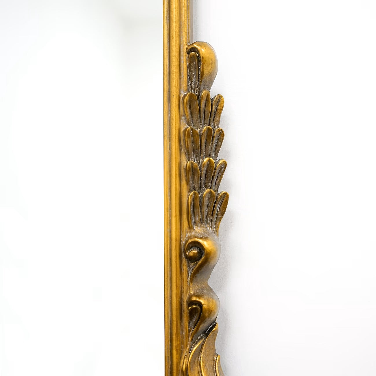 VALE - NESTANDARTINĖS ARKOS FORMOS PAKABINAMAS/PASTATOMAS VEIDRODIS, SENDINTOS AUKSO SPALVOS, METALINIU RĖMU, 130X100 CM