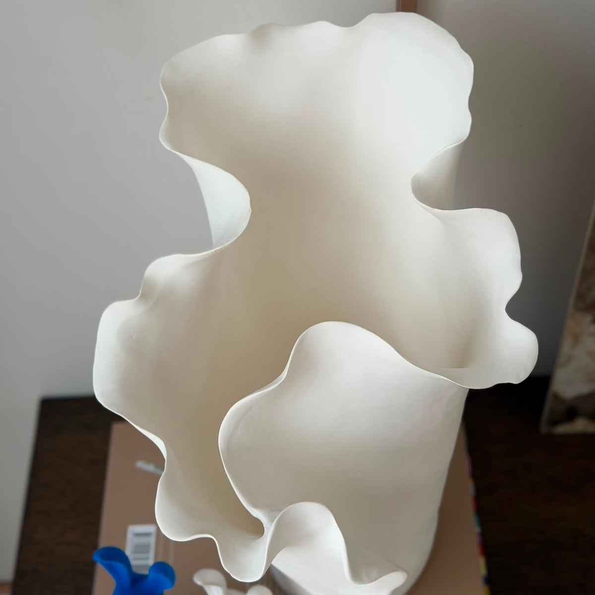 RANKŲ DARBO, Vaza "GARBANE", baltos spalvos, 39x29x25 cm