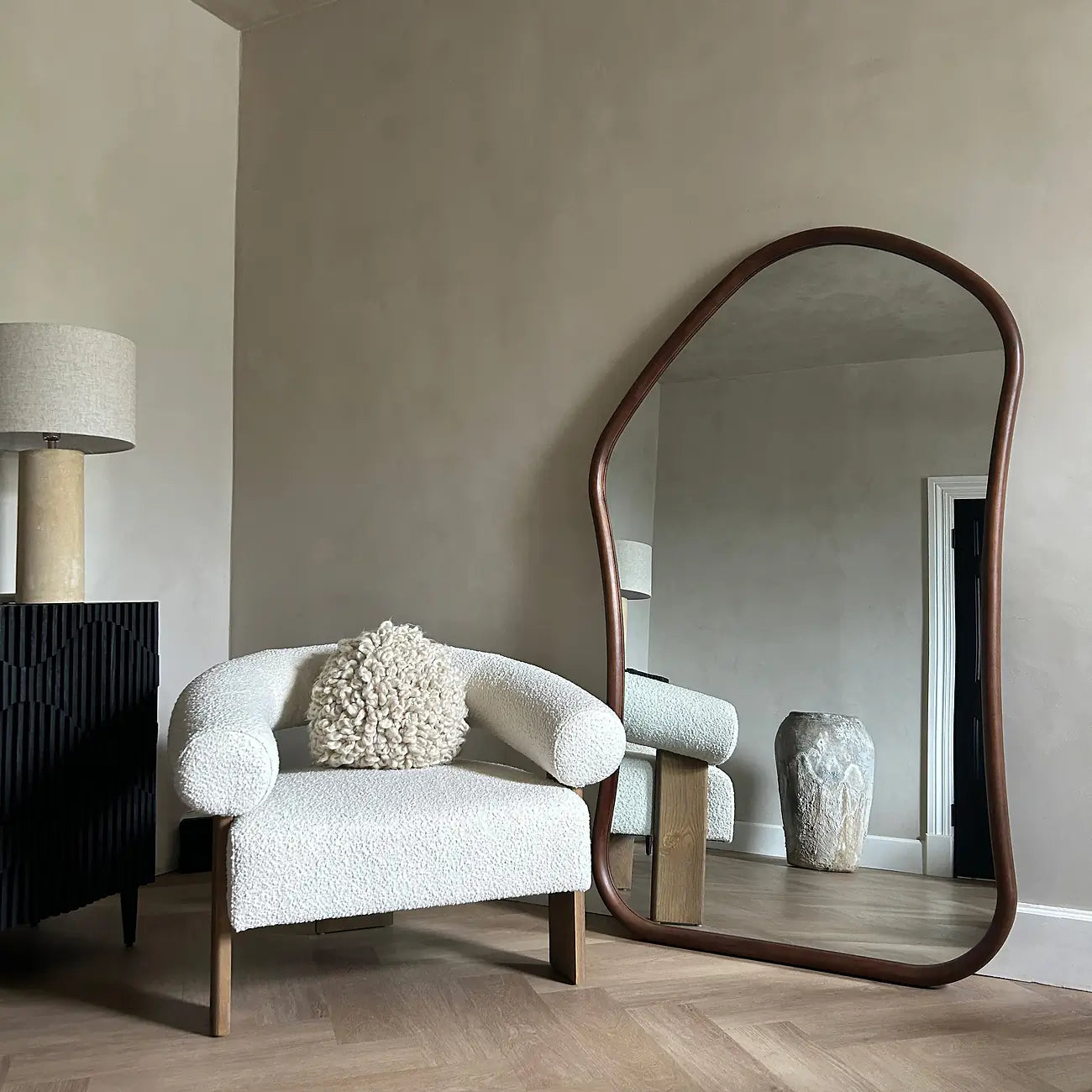 ALI - NESTANDARTINĖS FORMOS PAKABINAMAS/PASTATOMAS VEIDRODIS, TAMSAUS MEDŽIO, 180x110 CM