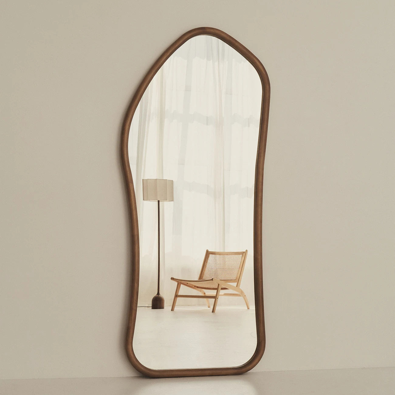 ALI - NESDANDARTINĖS FORMOS PAKABINAMAS/PASTATOMAS VEIDRODIS, ŠILTO MEDŽIO ATSPALVIO, 180x80 CM