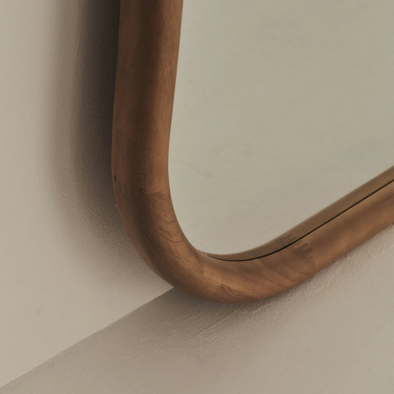 ALI - NESDANDARTINĖS FORMOS PAKABINAMAS/PASTATOMAS VEIDRODIS, ŠILTO MEDŽIO ATSPALVIO, 180x80 CM