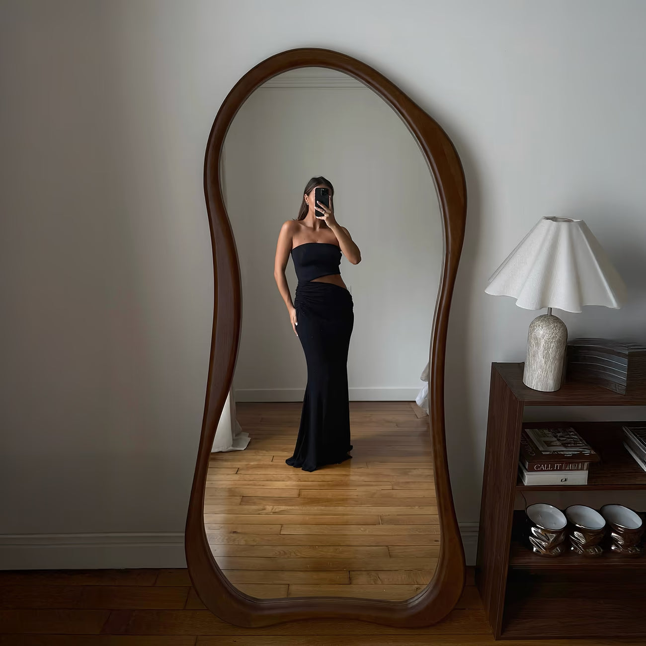 ARCVA - NESTANDARTINĖS FORMOS PAKABINAMAS/PASTATOMAS MEDINIS VEIDRODIS, TAMSAUS MEDŽIO ATSPALVIO, 170x85 CM