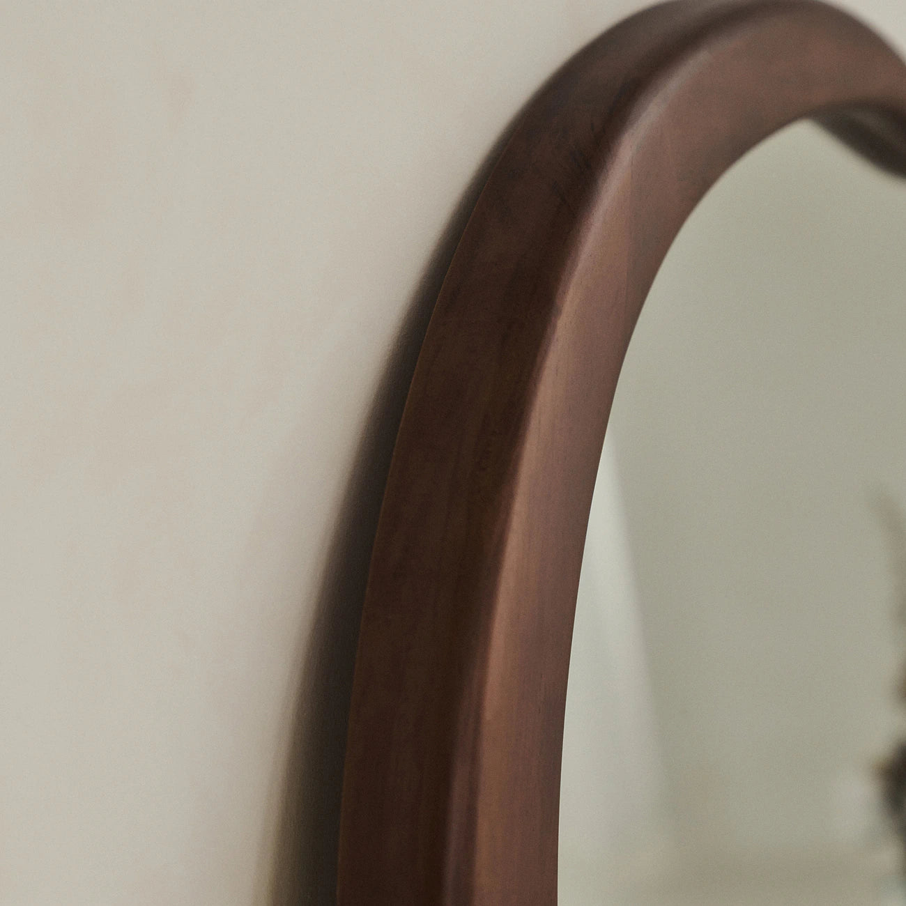 ARCVA - NESTANDARTINĖS FORMOS PAKABINAMAS/PASTATOMAS MEDINIS VEIDRODIS, TAMSAUS MEDŽIO ATSPALVIO, 130x80 CM