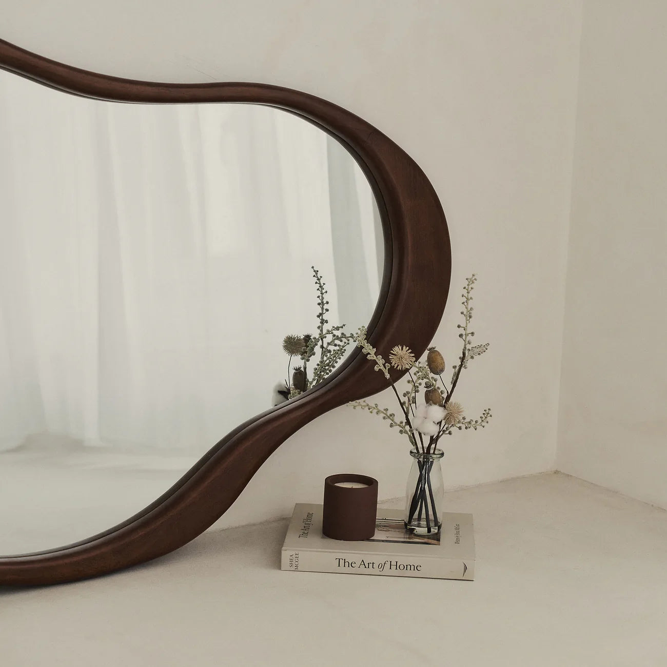 ARCVA - NESTANDARTINĖS FORMOS PAKABINAMAS/PASTATOMAS MEDINIS VEIDRODIS, TAMSAUS MEDŽIO ATSPALVIO, 130x80 CM