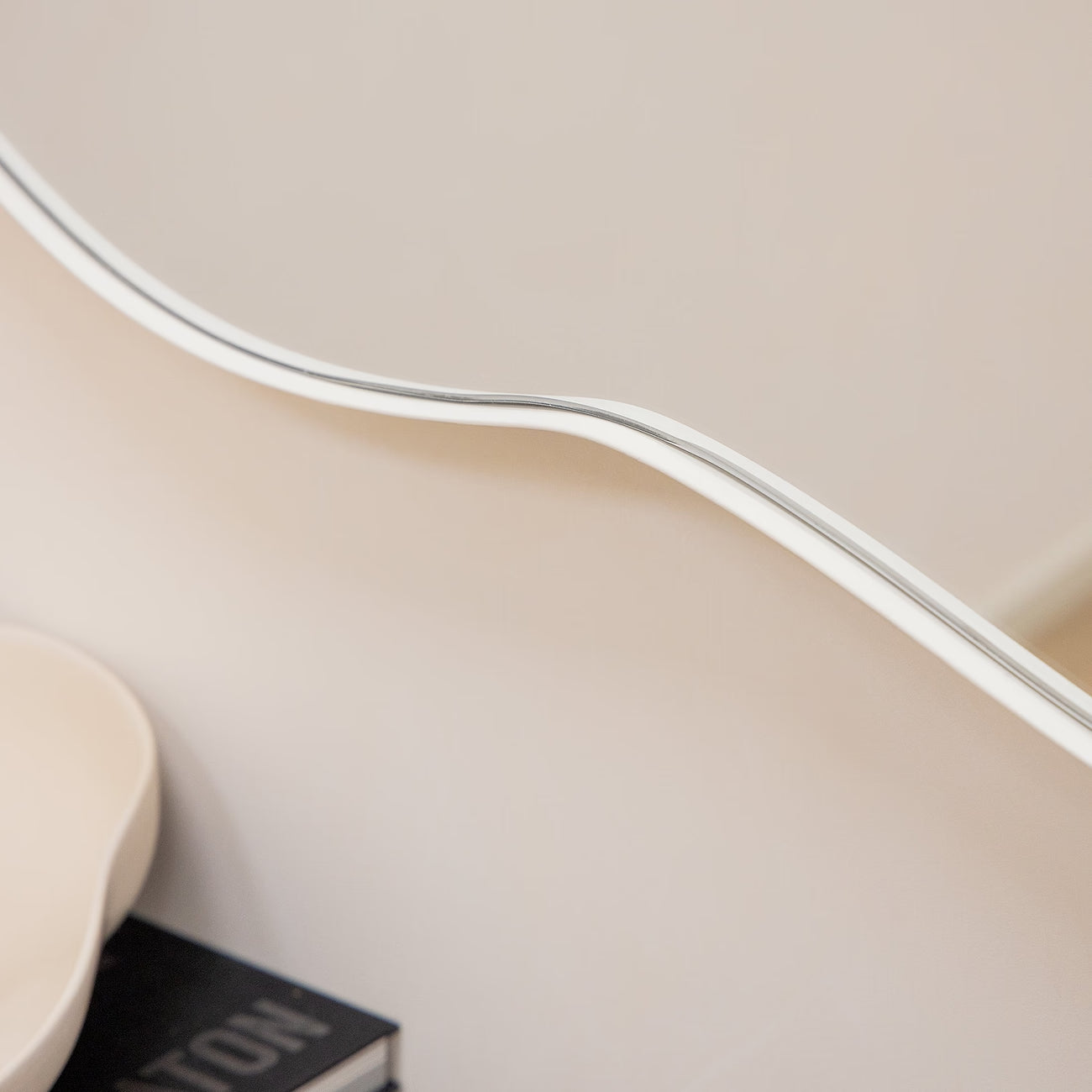 IVI - NESTANDARTINĖS FORMOS PAKABINAMAS VEIDRODIS, SMĖLIO SPALVOS, METALINIU RĖMU, 100X65 CM