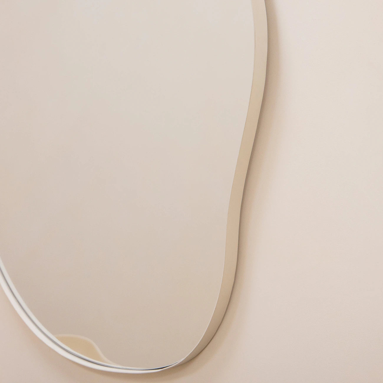 IVI - NESTANDARTINĖS FORMOS PAKABINAMAS VEIDRODIS, SMĖLIO SPALVOS, METALINIU RĖMU, 100X65 CM