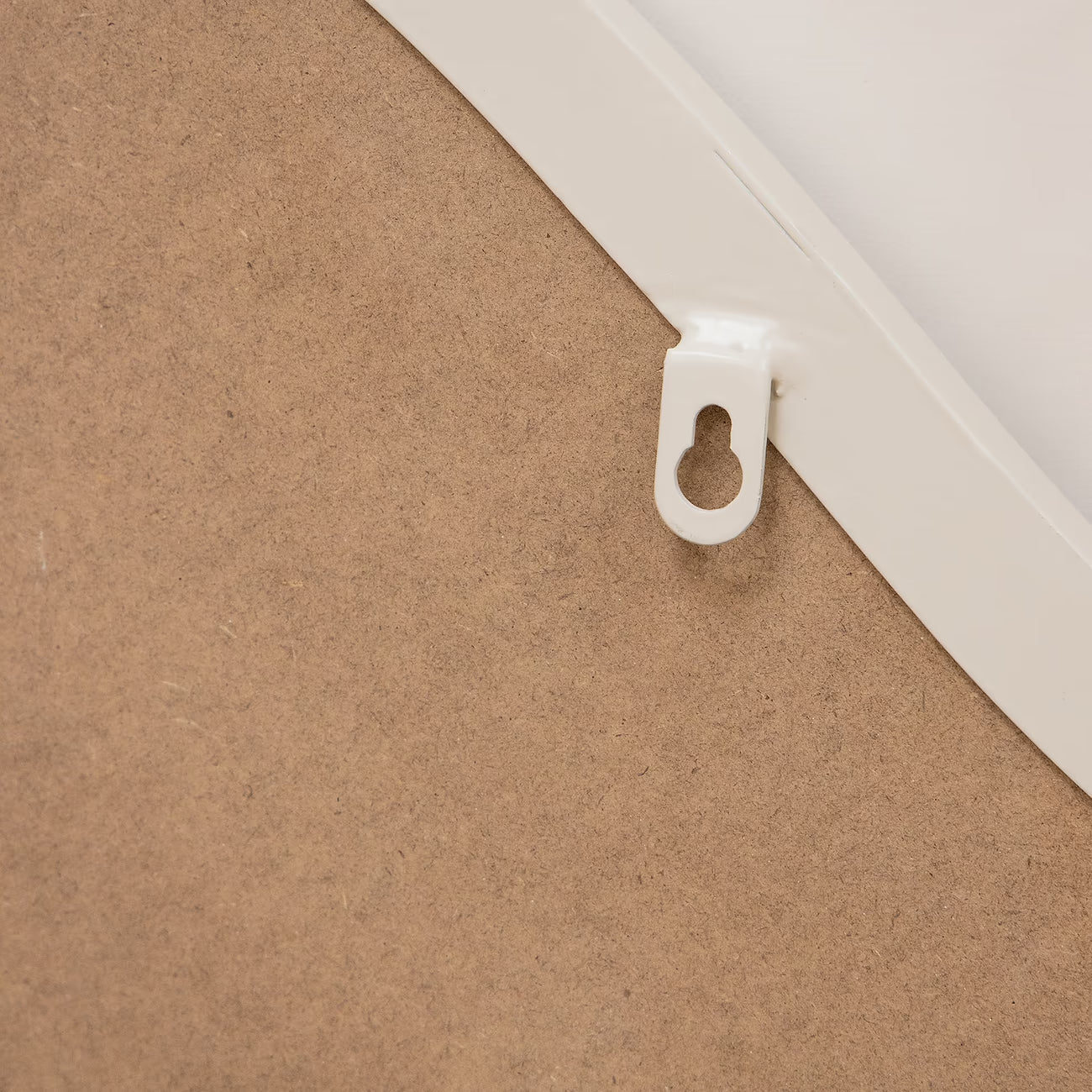 IVI - NESTANDARTINĖS FORMOS PAKABINAMAS VEIDRODIS, SMĖLIO SPALVOS, METALINIU RĖMU, 100X65 CM