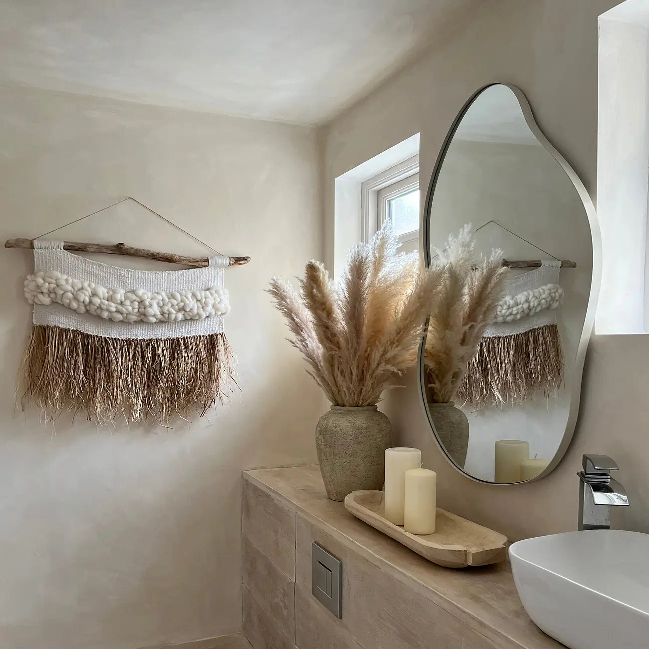 IVI - NESTANDARTINĖS FORMOS PAKABINAMAS VEIDRODIS, SMĖLIO SPALVOS, METALINIU RĖMU, 100X65 CM