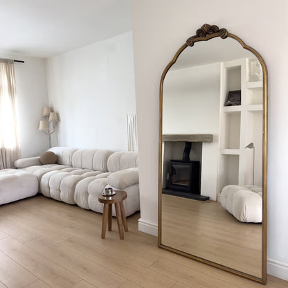 CELE - NESTANDARTINĖS ARKOS FORMOS PAKABINAMAS/PASTATOMAS VEIDRODIS, SENDINTOS AUKSO SPALVOS, METALINIU RĖMU, 190X90 CM