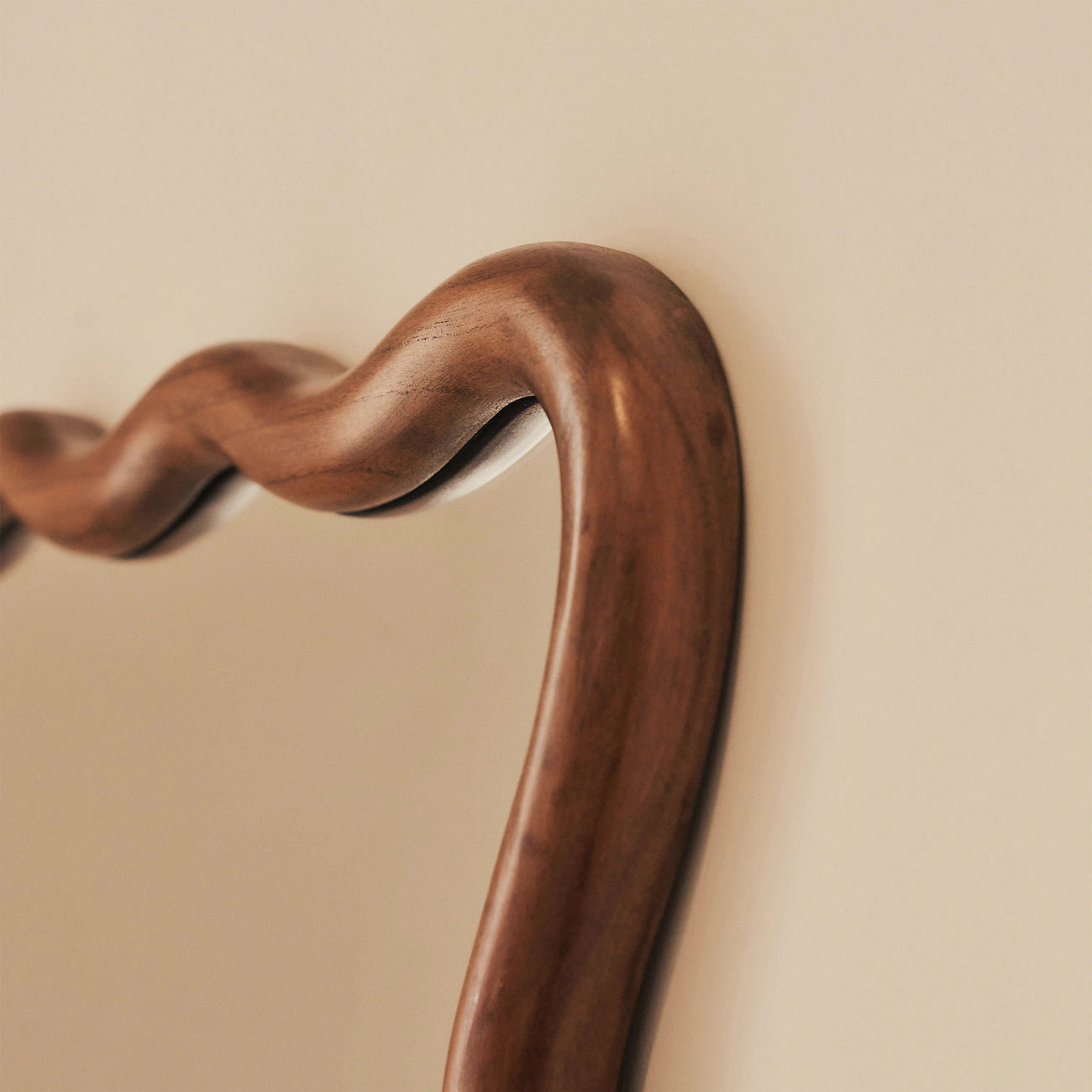 MARE - NESTANDARTINĖS FORMOS PAKABINAMAS/PASTATOMAS MEDINIS VEIDRODIS, TAMSAUS MEDŽIO SPALVOS, 170X80 CM