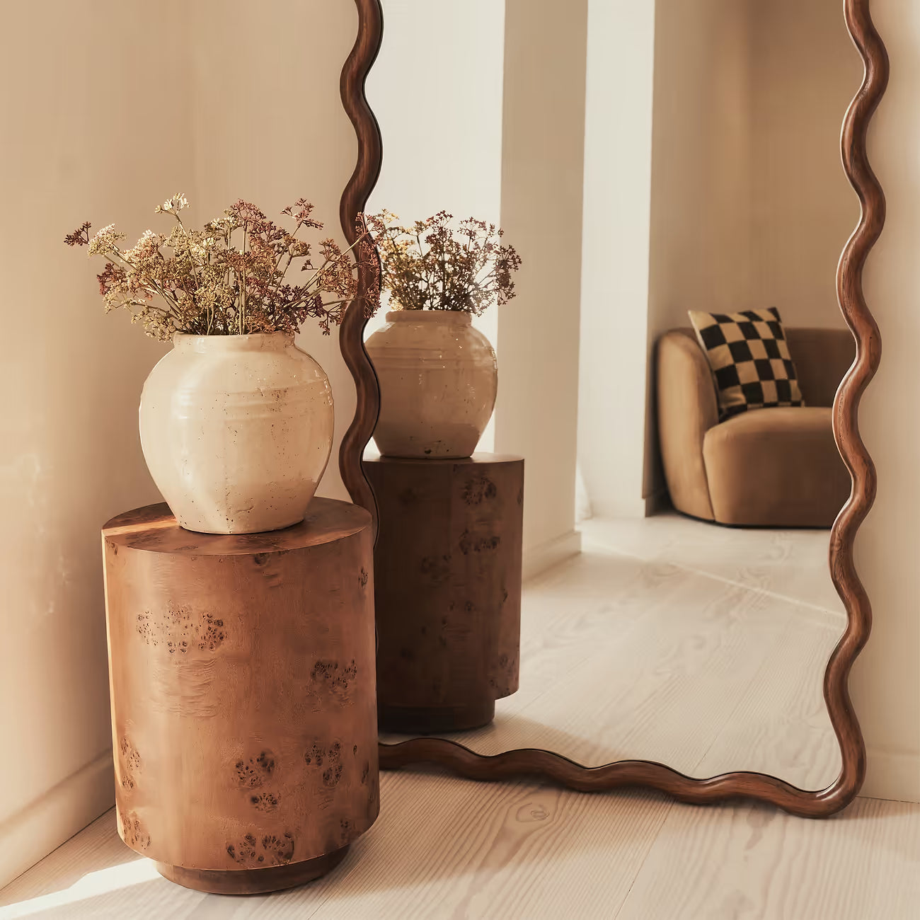 MARE - NESTANDARTINĖS FORMOS PAKABINAMAS/PASTATOMAS MEDINIS VEIDRODIS, TAMSAUS MEDŽIO SPALVOS, 170X80 CM