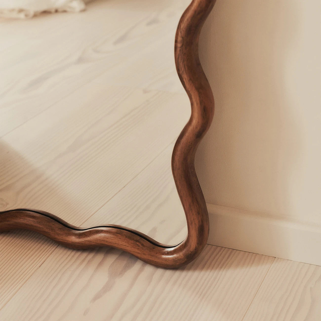 MARE - NESTANDARTINĖS FORMOS PAKABINAMAS/PASTATOMAS MEDINIS VEIDRODIS, TAMSAUS MEDŽIO SPALVOS, 170X80 CM