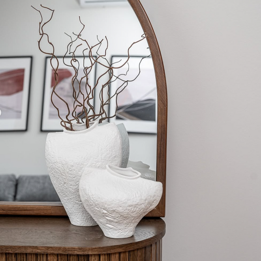 Švelniai blizgi vaza "Biustas", baltos spalvos, 27.5x20x10 cm