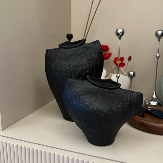Švelniai blizgi vaza "Biustas", juodos spalvos, 21x18x13 cm