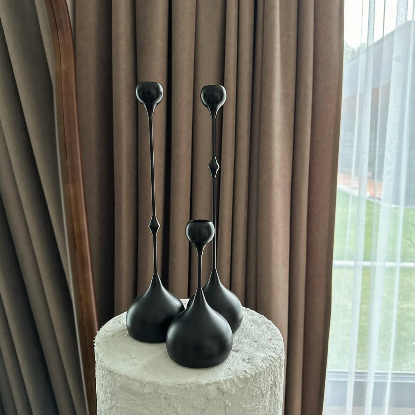 Metalinių žvakidžių trio "LAŠAS", matinės juodos spalvos, 33X8 (2 vnt.)/17X8 cm