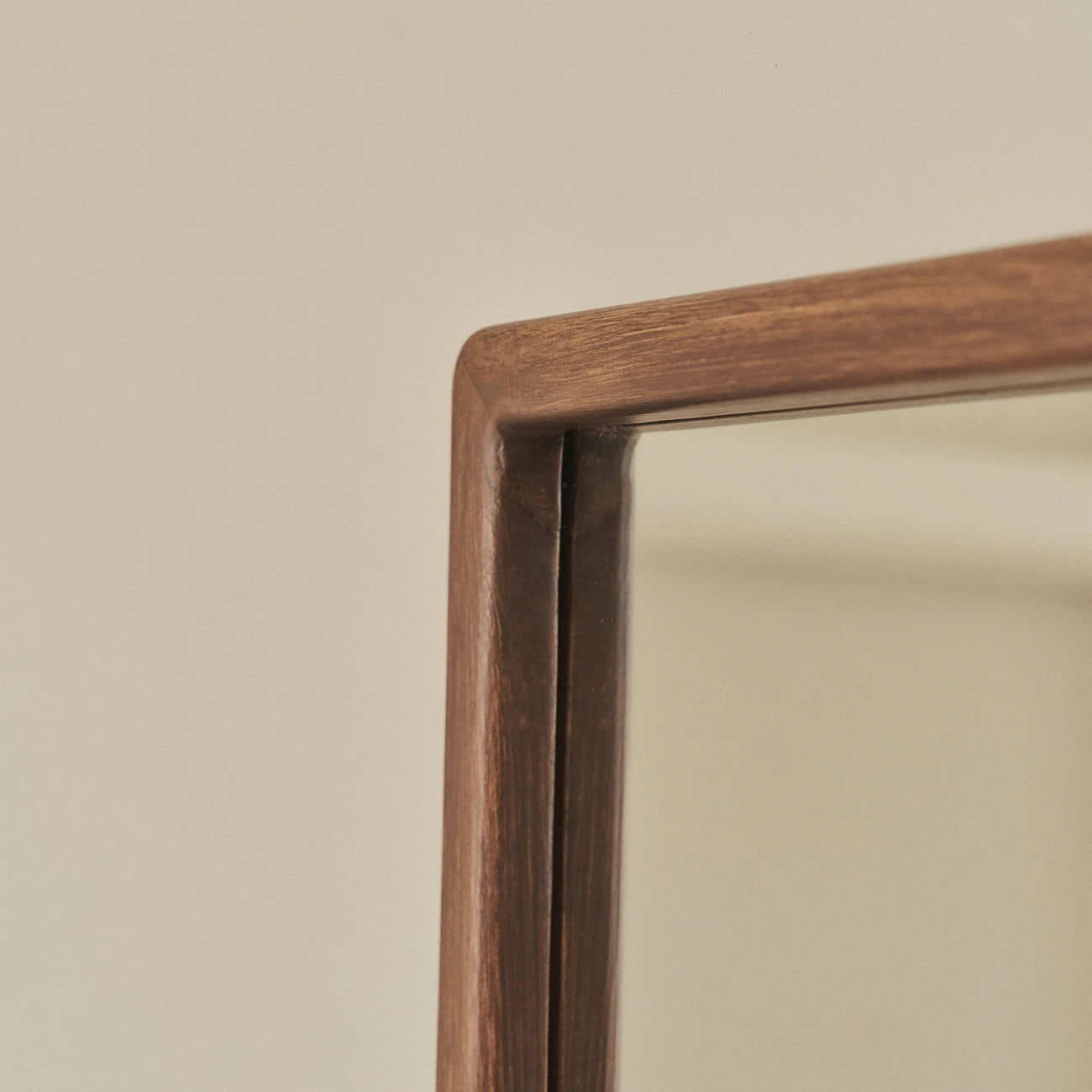 ARDE - STAČIAKAMPIO FORMOS PAKABINAMAS/PASTATOMAS VEIDRODIS, TAMSAUS MEDŽIO SPALVOS, 140X45 CM