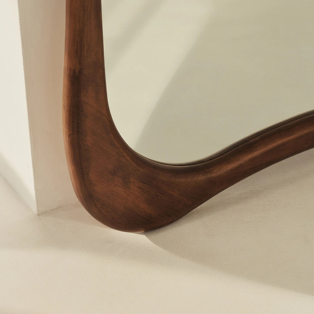 ARCVA - NESTANDARTINĖS FORMOS PAKABINAMAS/PASTATOMAS MEDINIS VEIDRODIS, TAMSAUS MEDŽIO ATSPALVIO, 170x85 CM