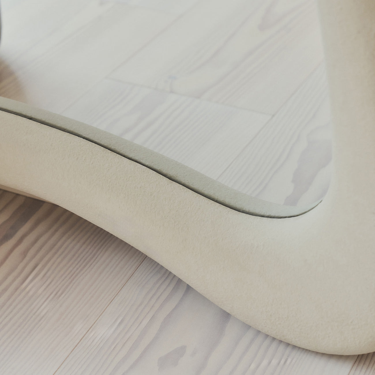 WABI - NESTANDARTINĖS FORMOS PAKABINAMAS/PASTATOMAS VEIDRODIS, BALTOS SPALVOS, 190X130 CM