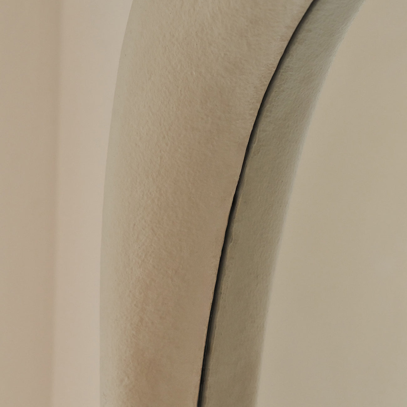 WABI - NESTANDARTINĖS FORMOS PAKABINAMAS/PASTATOMAS VEIDRODIS, BALTOS SPALVOS, 190X130 CM