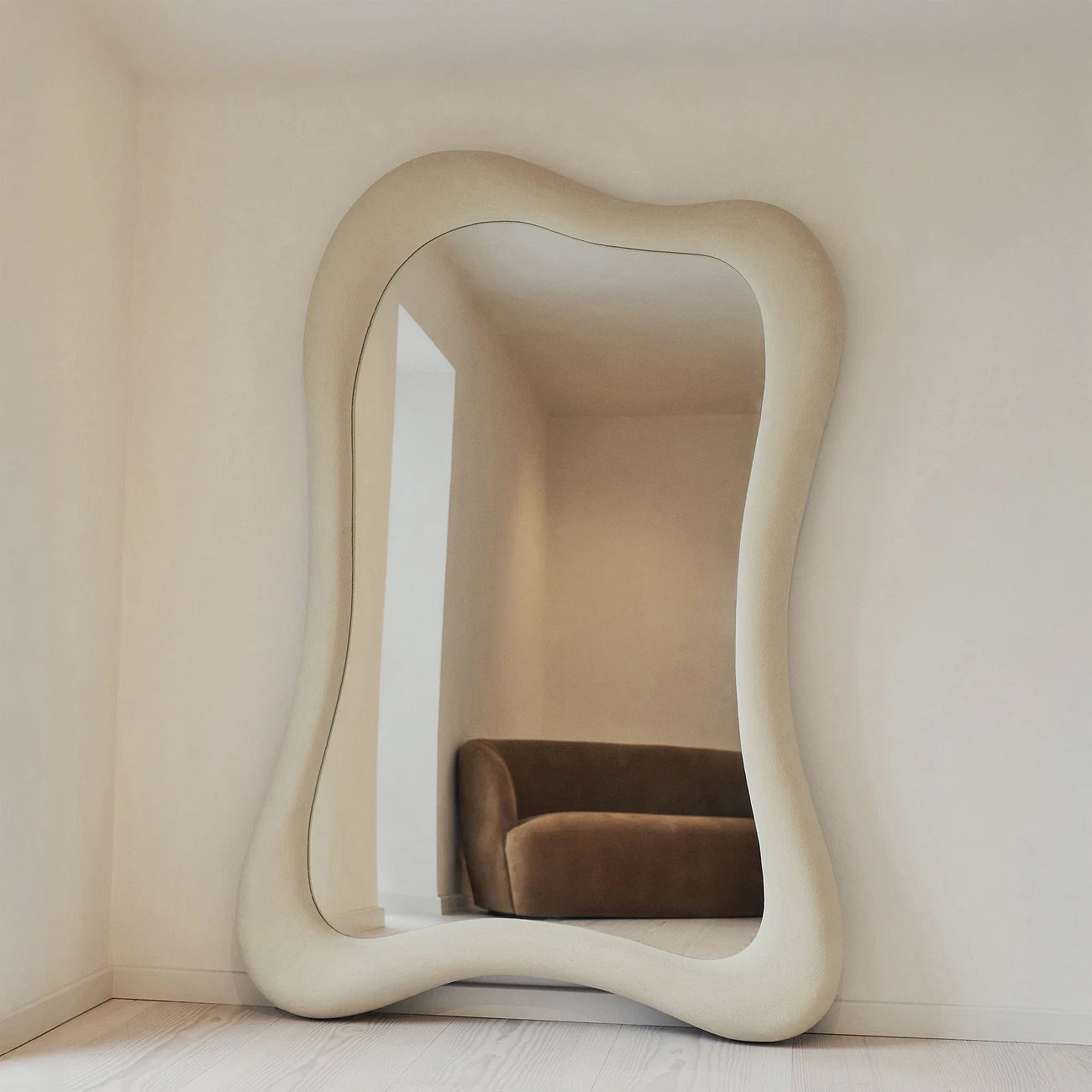 SU MINIMAL. TRŪKUMAIS WABI - NESTANDARTINIO FORMATO PAKABINAMAS/PASTATOMAS MEDINIS VEIDRODIS, 190X130 CM