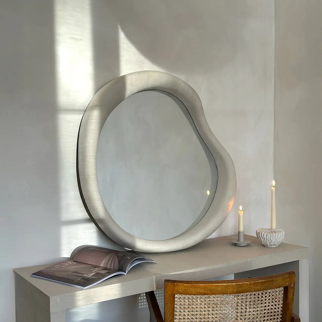 WABI - NESTANDARTINĖS FORMOS PAKABINAMAS/PASTATOMAS VEIDRODIS, BALTOS SPALVOS, 119X76 CM