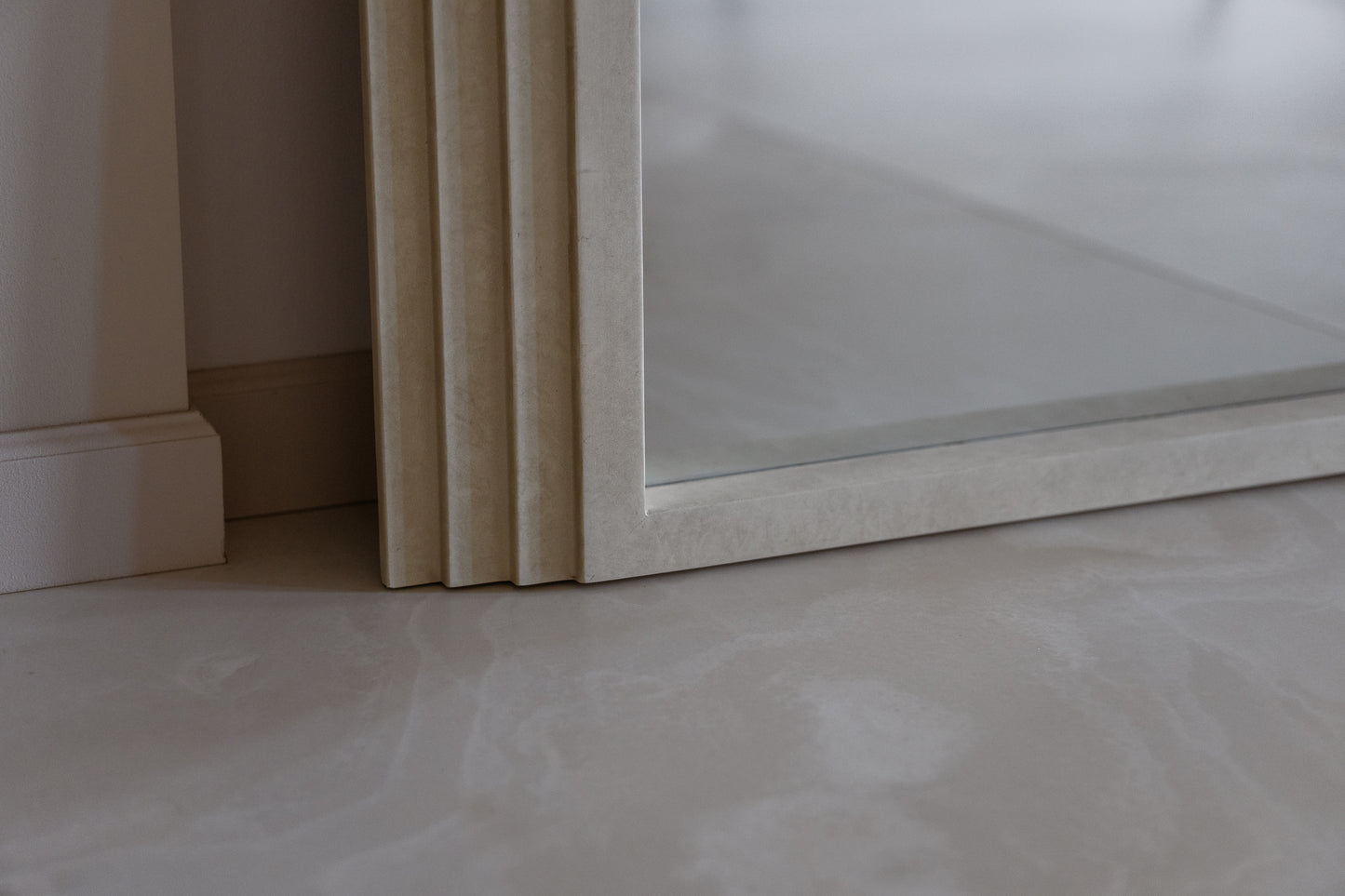 LUCE - ARKOS FORMATO PAKABINAMAS/PASTATOMAS MEDINIS VEIDRODIS, MICROCEMENTO SPALVOS, 180X110 CM