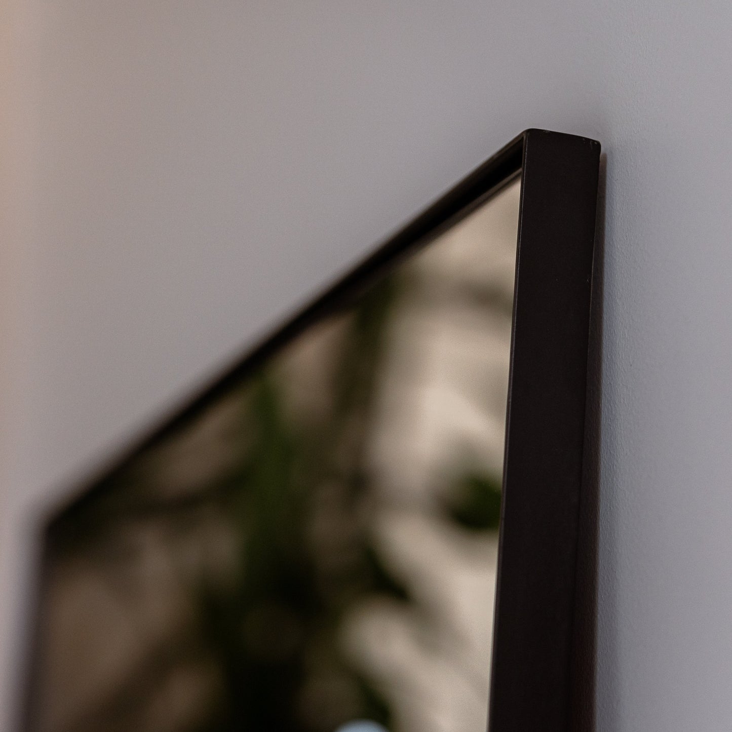 TEO - STAČIAKAMPIO FORMOS PAKABINAMAS/PASTATOMAS VEIDRODIS, JUODU METALINIU RĖMU, 180X80 CM